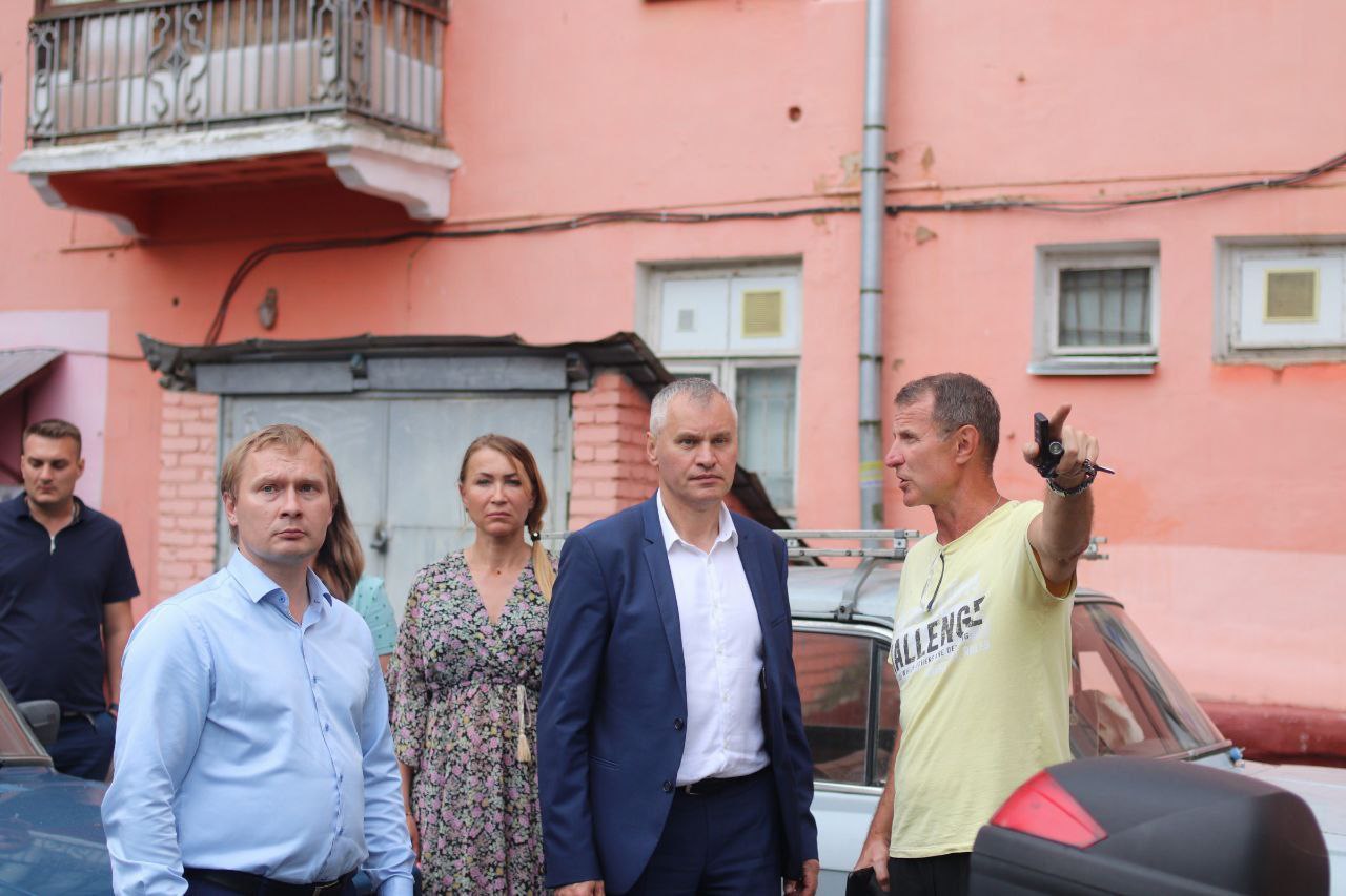 Глава городского округа Фрязино Дмитрий Воробьев, совместно с профильными службами и жителями города провели осмотр проведенного ямочного ремонта во дворе дома 19 по улице Институтской