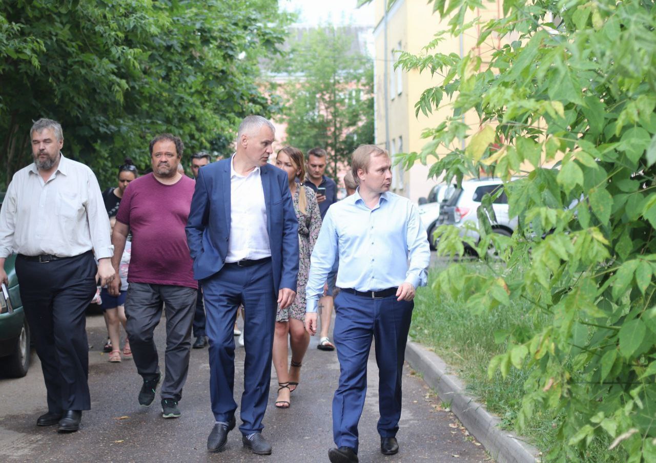 Глава городского округа Фрязино Дмитрий Воробьев, совместно с профильными службами и жителями города провели осмотр проведенного ямочного ремонта во дворе дома 19 по улице Институтской