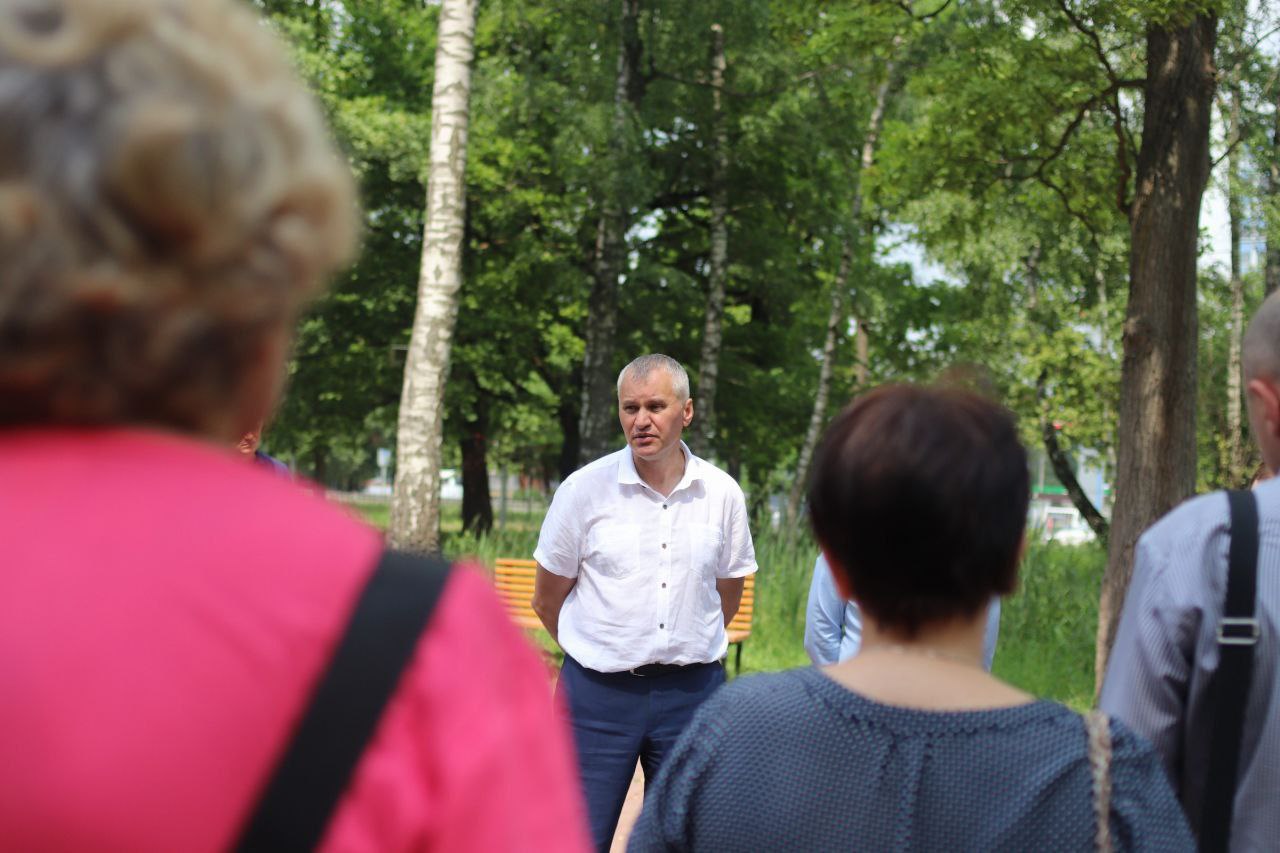 Глава городского округа Фрязино Дмитрий Воробьев совместно с депутатом Совета депутатов Александрой Киреевой и общественным советом обсудили вопросы, касающиеся контроля содержания и развития парка