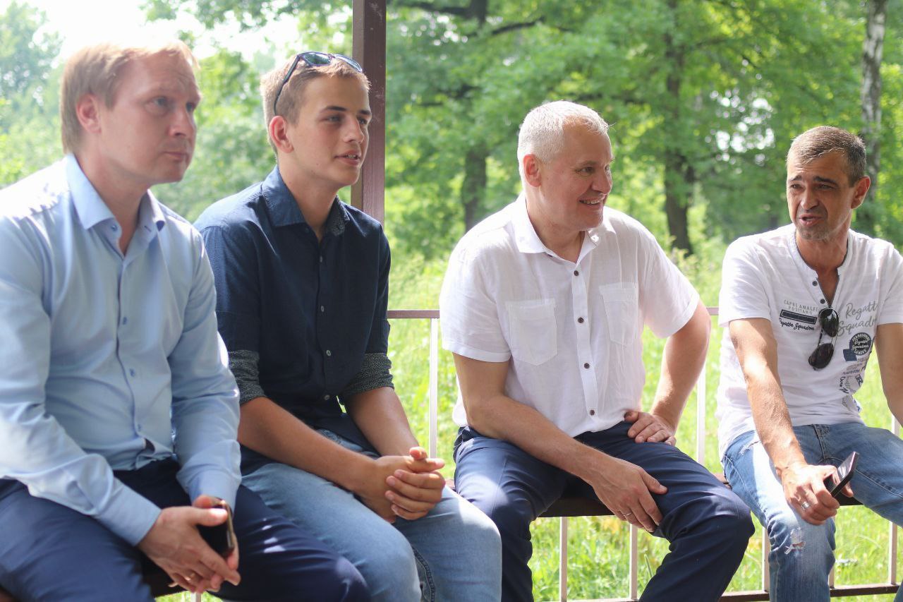 Глава городского округа Фрязино Дмитрий Воробьев проводит встречу в лесопарковой зоне с общественным советом