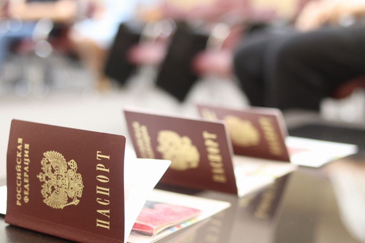 Глава городского округа Фрязино Дмитрий Воробьев вручил первые паспорта 3-м юношам и девушкам