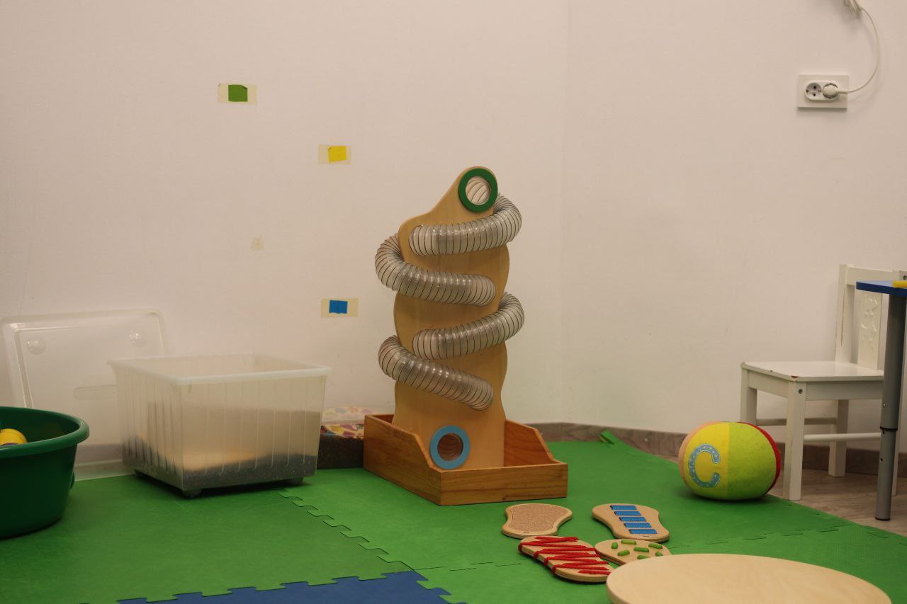 Глава городского округа Фрязино Дмитрий Воробьев посетил уникальный центр реабилитации слуха и речи «Тоша и Ко»