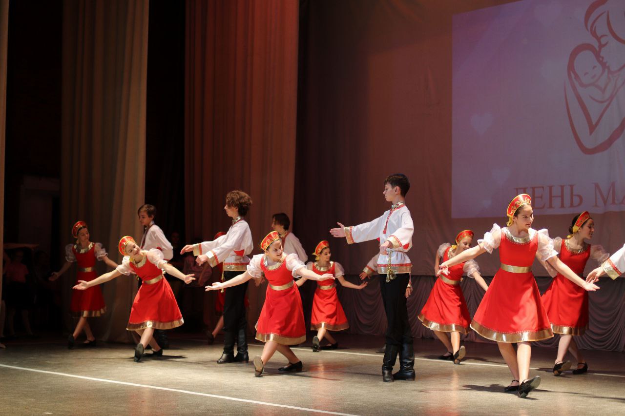 Во дворце культуры «Исток» состоялось торжественное мероприятие, посвященное наступающему празднику – Дню матери