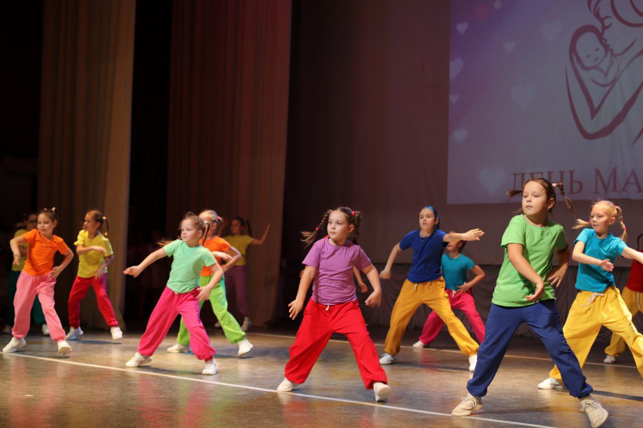 Во дворце культуры «Исток» состоялось торжественное мероприятие, посвященное наступающему празднику – Дню матери