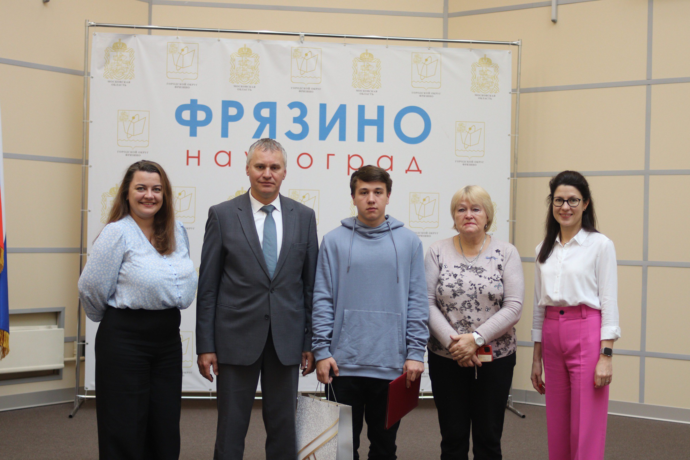 Глава городского округа Фрязино Дмитрий Воробьев вручил ключи от собственной квартиры Владимиру Ульянову