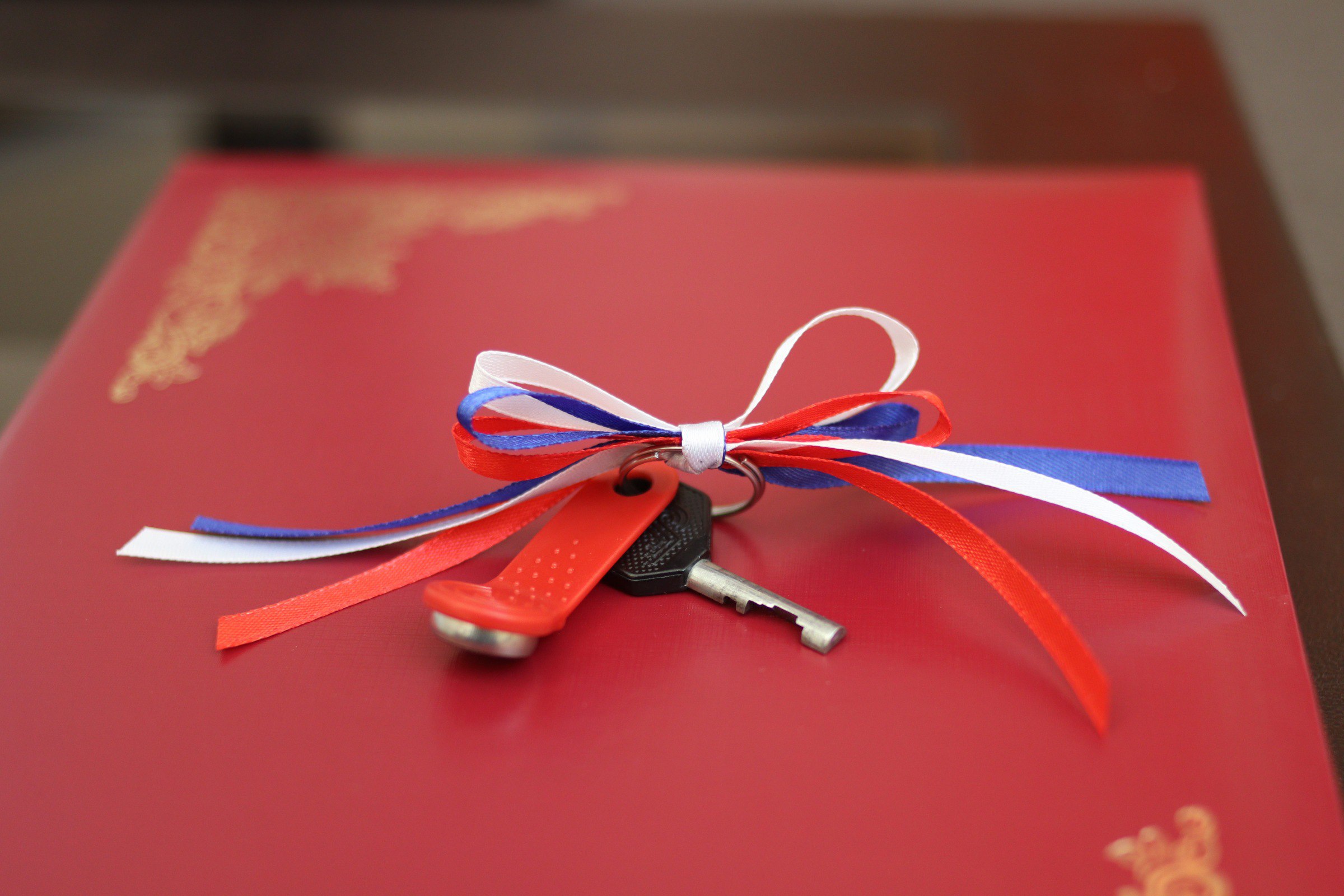 Глава городского округа Фрязино Дмитрий Воробьев вручил ключи от собственной квартиры Владимиру Ульянову