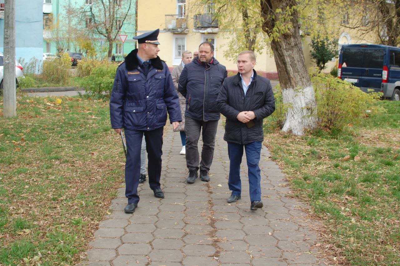 По поручению главы городского округа Фрязино Дмитрия Воробьева его заместитель Дмитрий Медведев совместно с представителем Главного управления содержания территории Московской области, сотрудниками администрации, МБУ