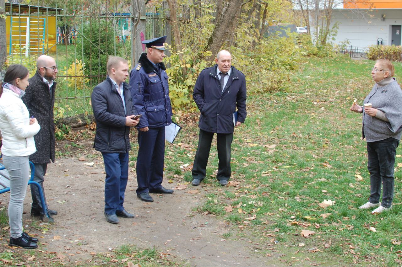 По поручению главы городского округа Фрязино Дмитрия Воробьева его заместитель Дмитрий Медведев совместно с представителем Главного управления содержания территории Московской области, сотрудниками администрации, МБУ