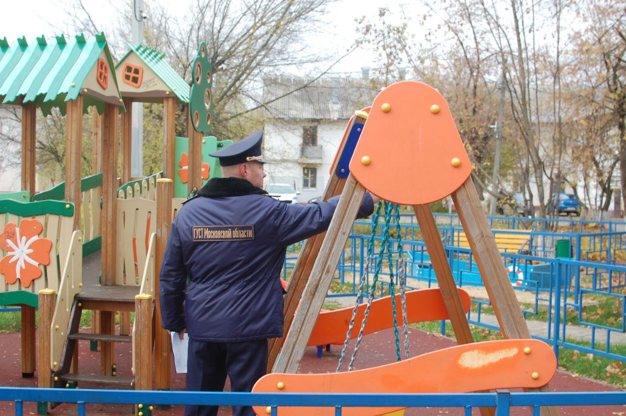 По поручению главы городского округа Фрязино Дмитрия Воробьева его заместитель Дмитрий Медведев совместно с представителем Главного управления содержания территории Московской области, сотрудниками администрации, МБУ