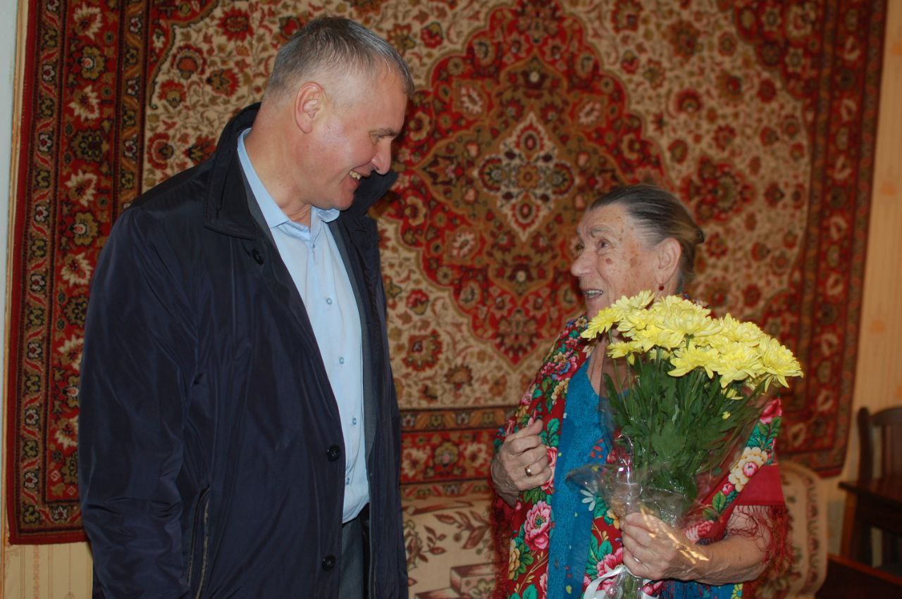 Глава городского округа Фрязино Дмитрий Воробьев поздравил с 90-летим ветерана Великой Отечественной войны Марию Александровну Зиновьеву