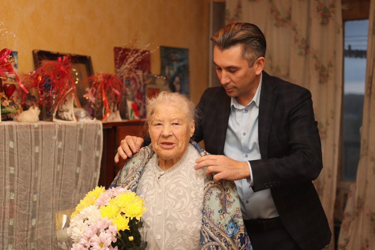 Первый заместитель главы администрации городского округа Фрязино Нодар Бощеван поздравил с 90-летием ветерана Великой Отечественной войны Аглицкую Раису Тимофеевну!