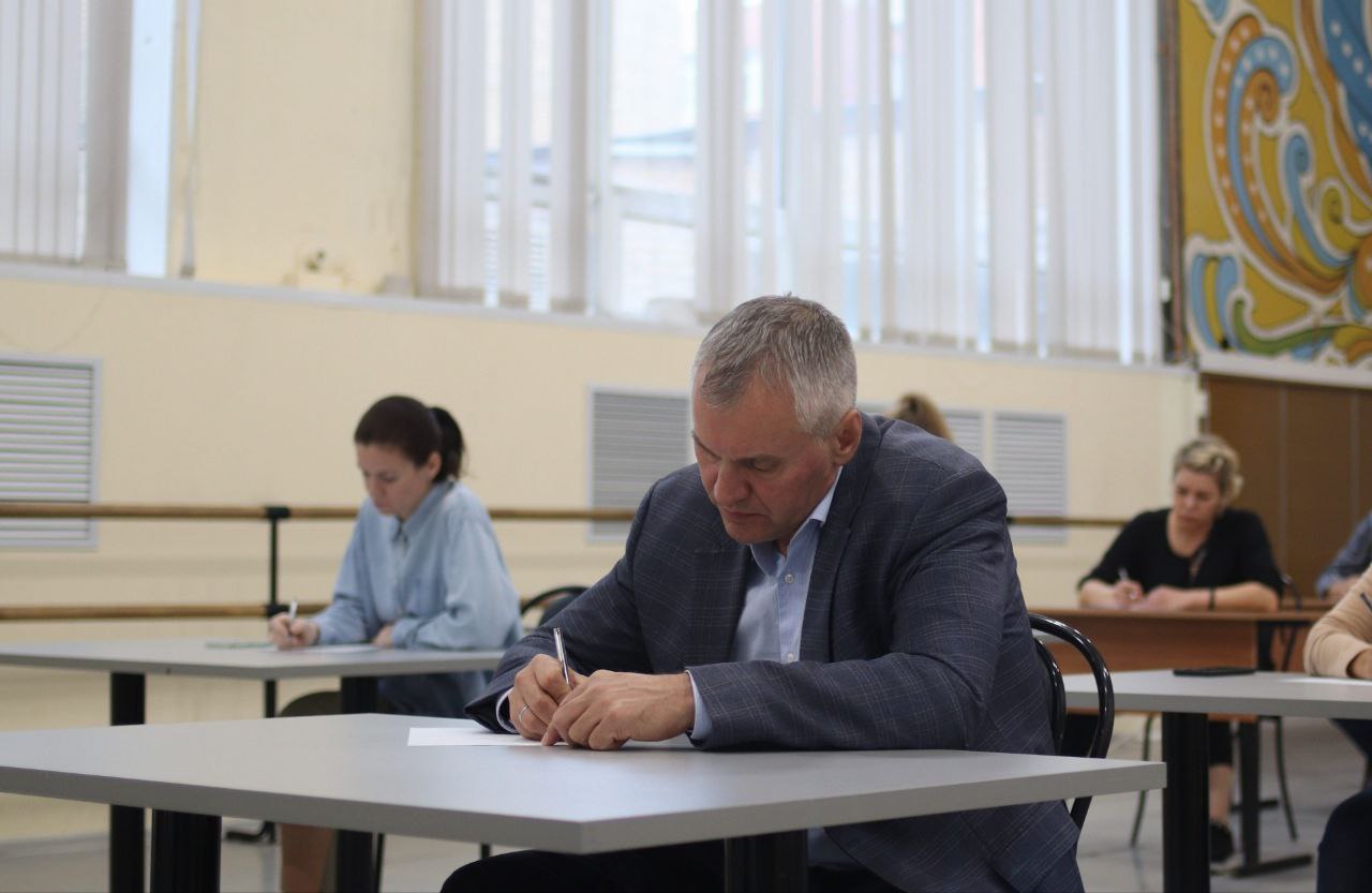 Глава городского округа Фрязино Дмитрий Воробьев принял участие в акции «Единой России» - «Диктант Победы»