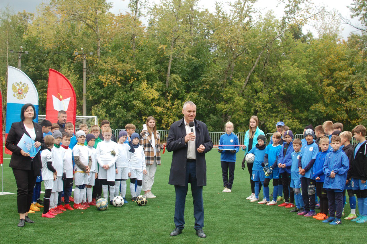 новое футбольное поле с искусственным покрытием