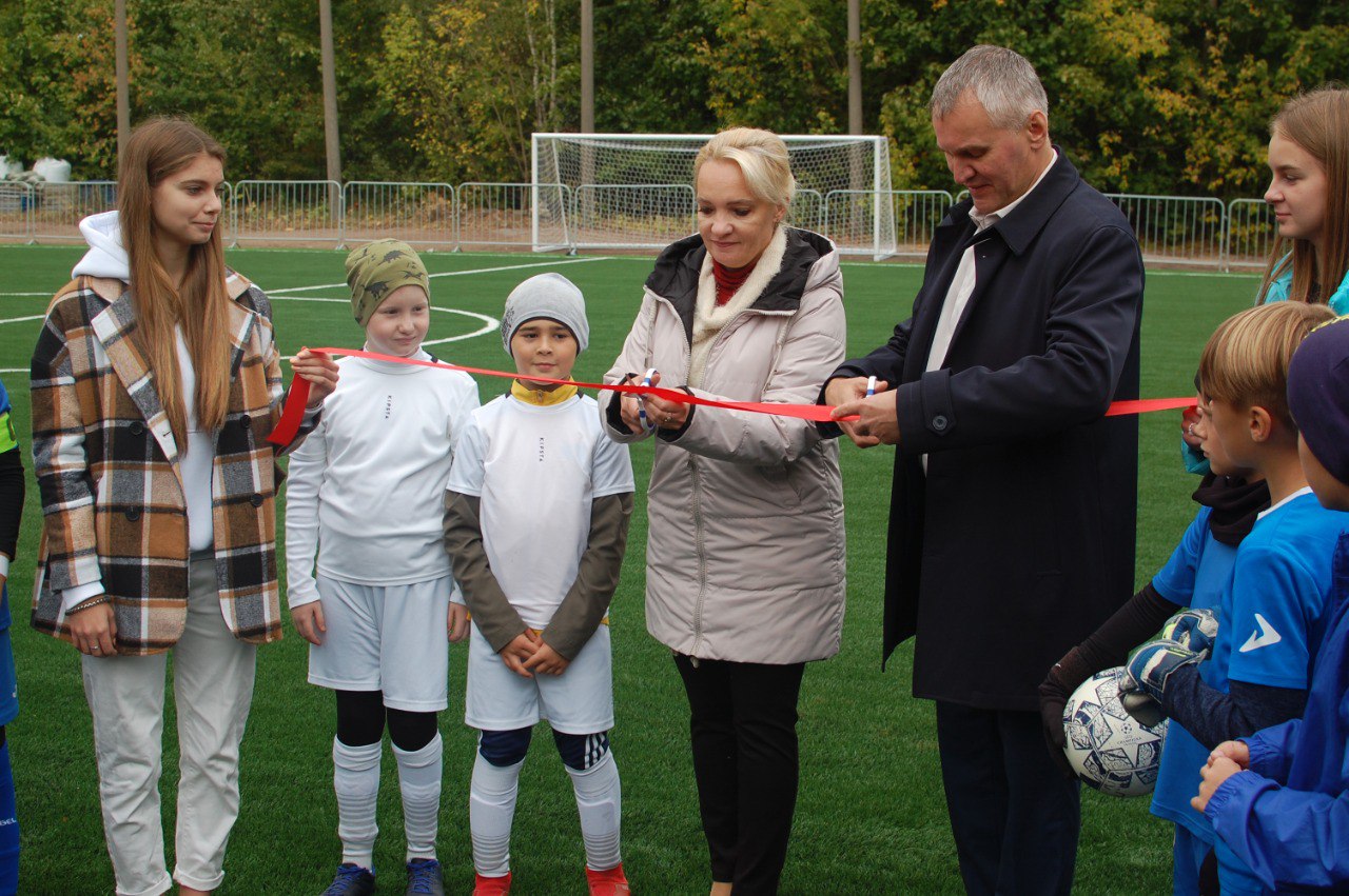 новое футбольное поле с искусственным покрытием