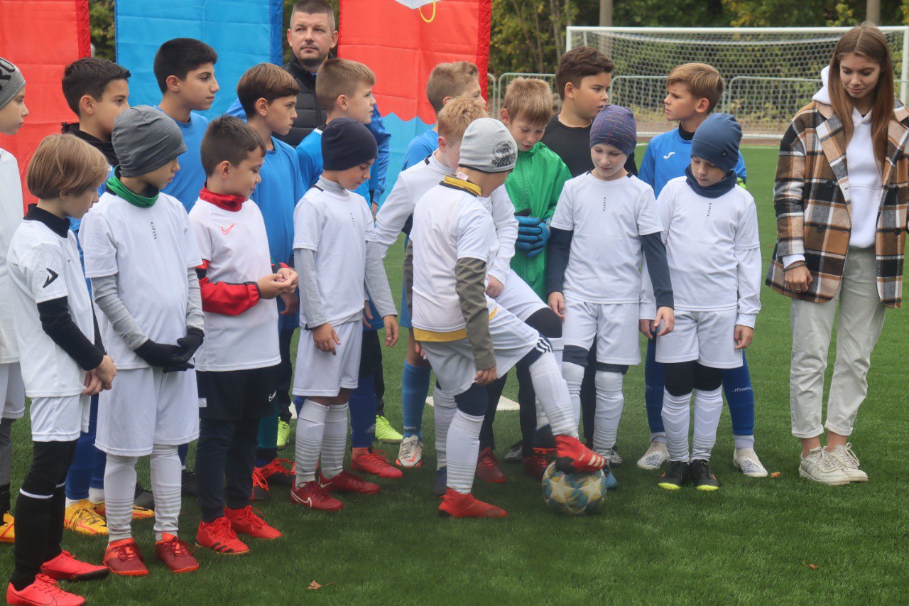 новое футбольное поле с искусственным покрытием