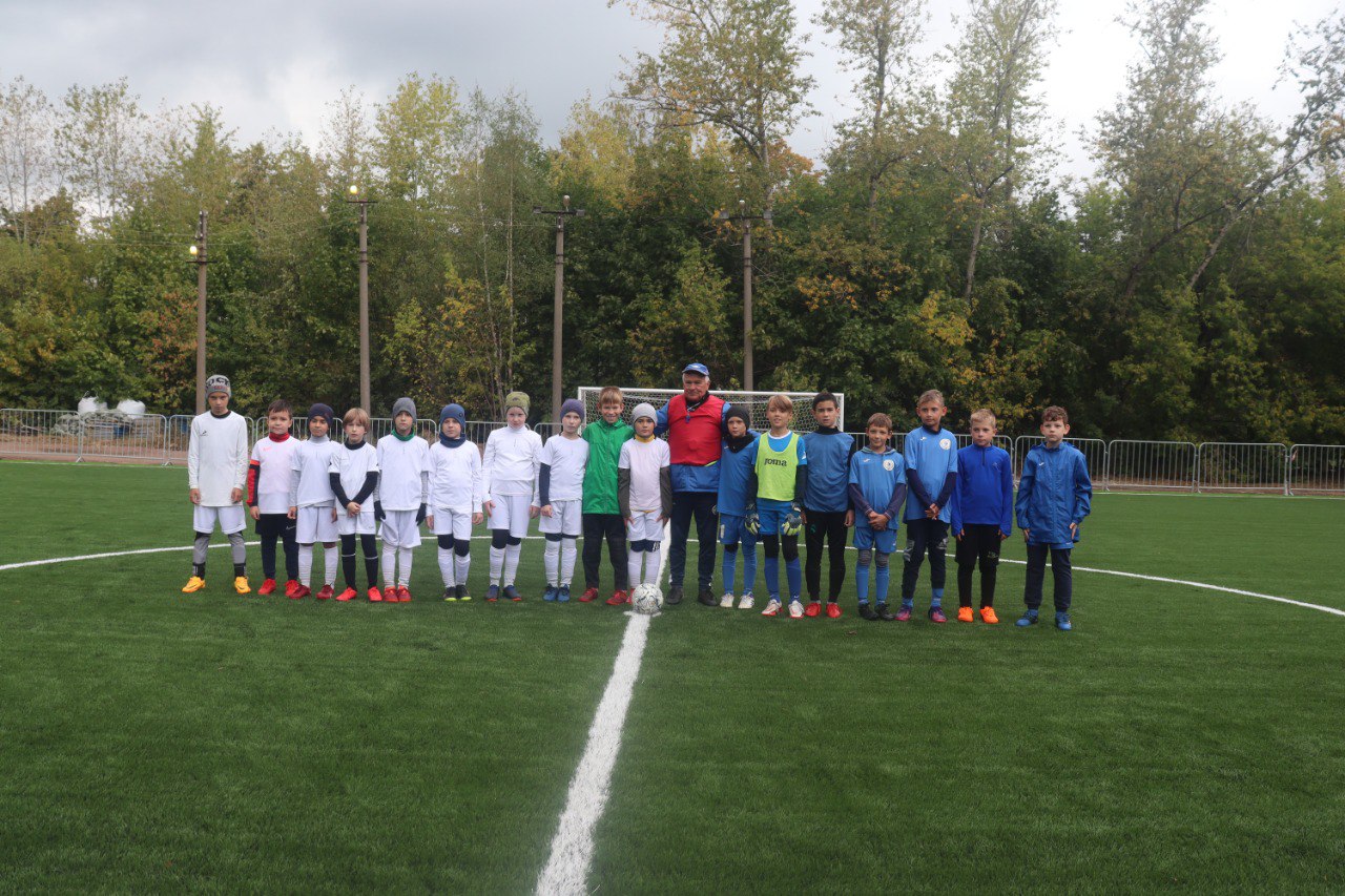 новое футбольное поле с искусственным покрытием