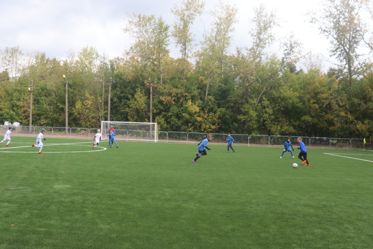 новое футбольное поле с искусственным покрытием