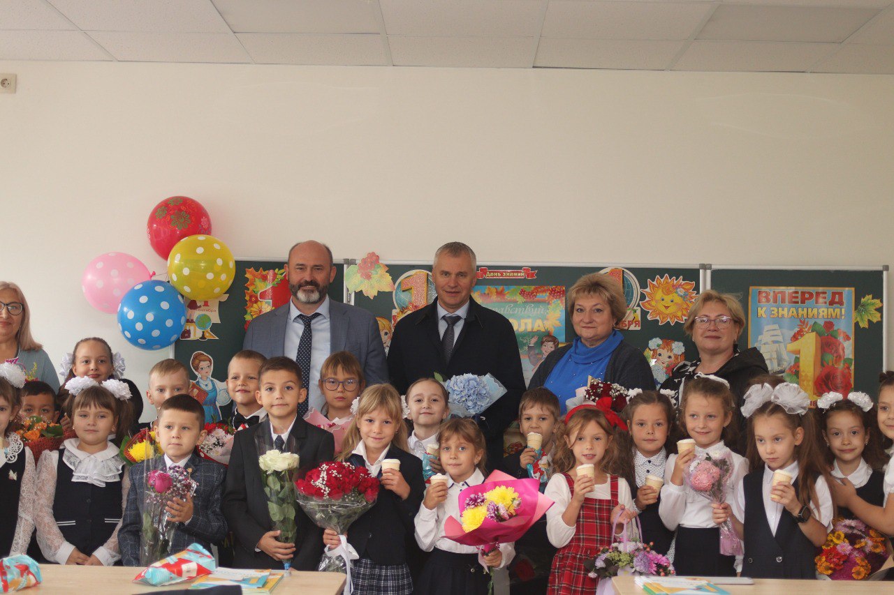 глава городского округа Фрязино Дмитрий Воробьев вместе с министром жилищно-коммунального хозяйства Московской области Антоном Велиховским торжественно открыли корпус Лицея