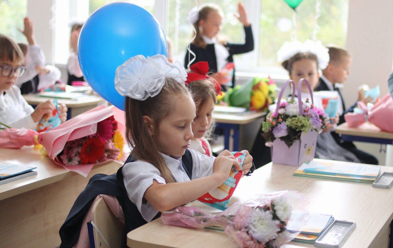 глава городского округа Фрязино Дмитрий Воробьев вместе с министром жилищно-коммунального хозяйства Московской области Антоном Велиховским торжественно открыли корпус Лицея