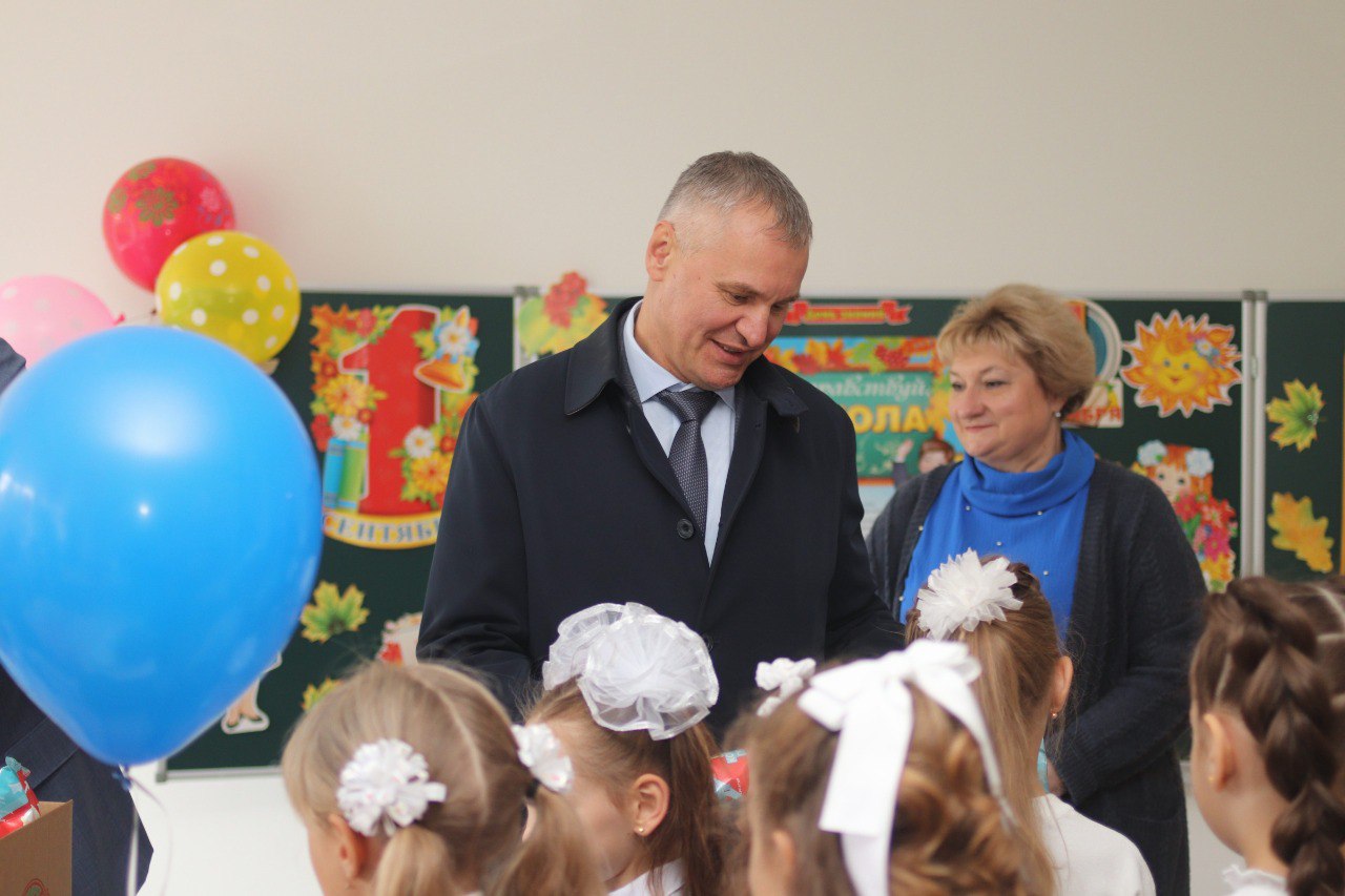 глава городского округа Фрязино Дмитрий Воробьев вместе с министром жилищно-коммунального хозяйства Московской области Антоном Велиховским торжественно открыли корпус Лицея