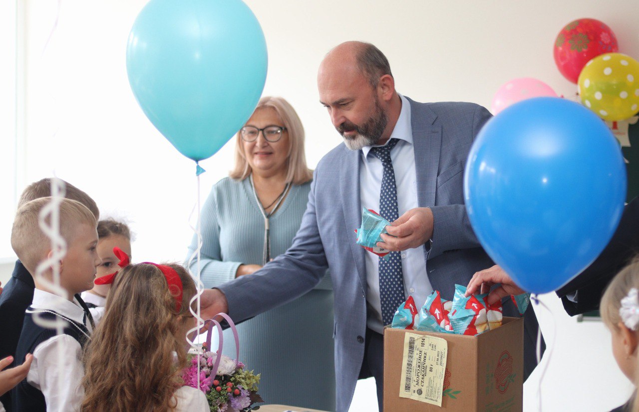 глава городского округа Фрязино Дмитрий Воробьев вместе с министром жилищно-коммунального хозяйства Московской области Антоном Велиховским торжественно открыли корпус Лицея