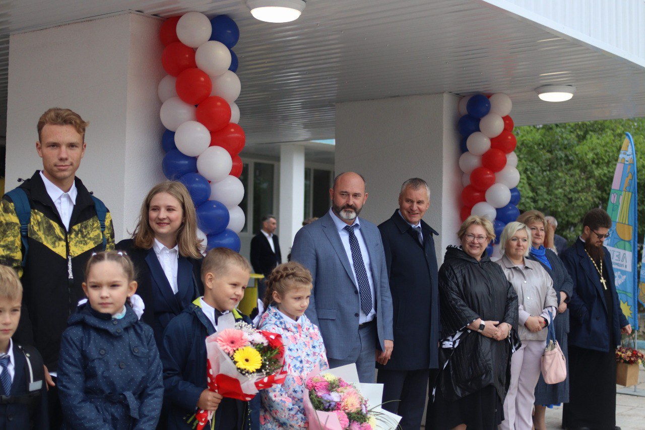 глава городского округа Фрязино Дмитрий Воробьев вместе с министром жилищно-коммунального хозяйства Московской области Антоном Велиховским торжественно открыли корпус Лицея