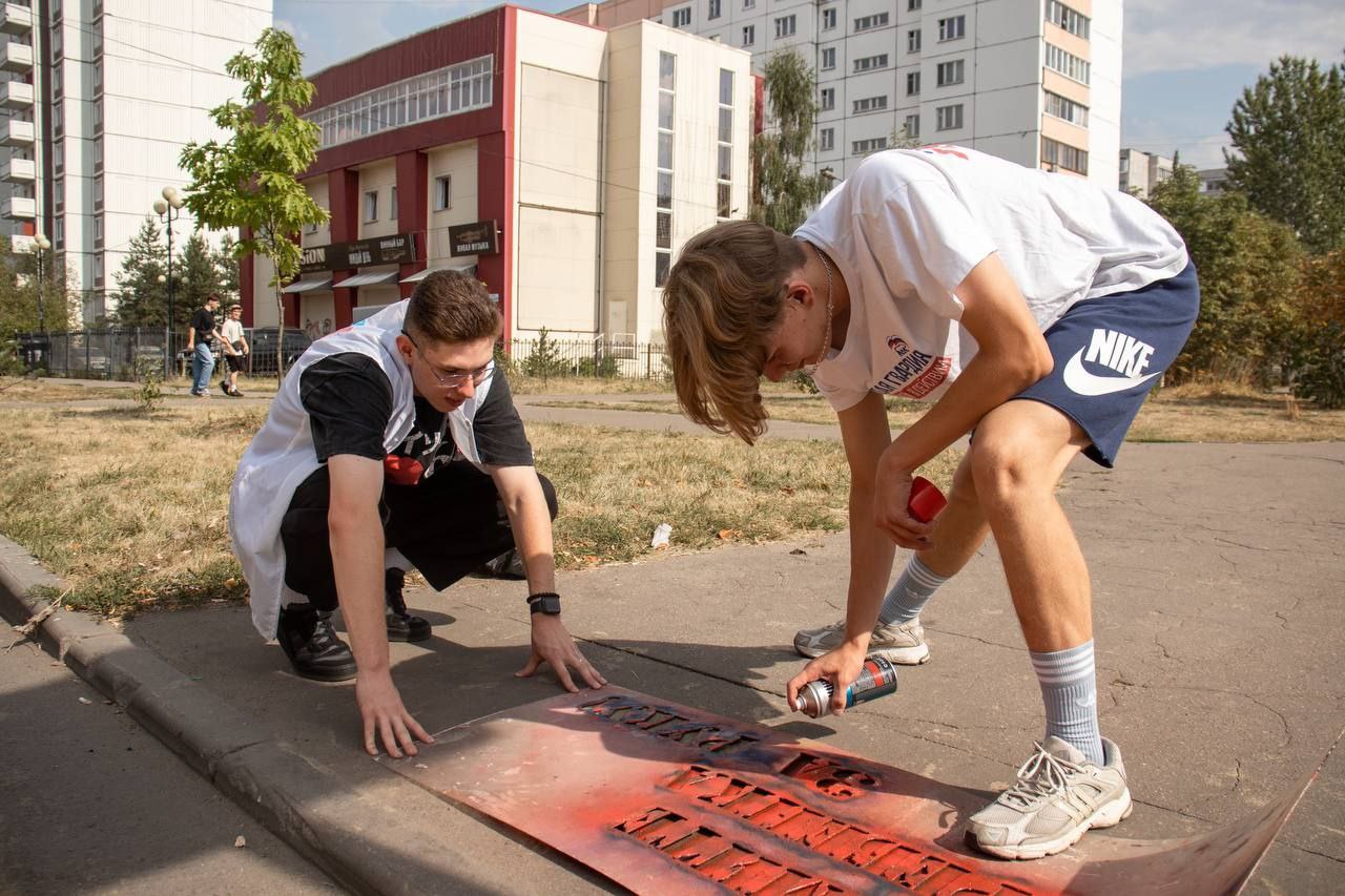сотрудники и активисты молодёжного центра вместе с молодогвардейцами местного отделения провели акцию «Возьмите ребёнка за руку»