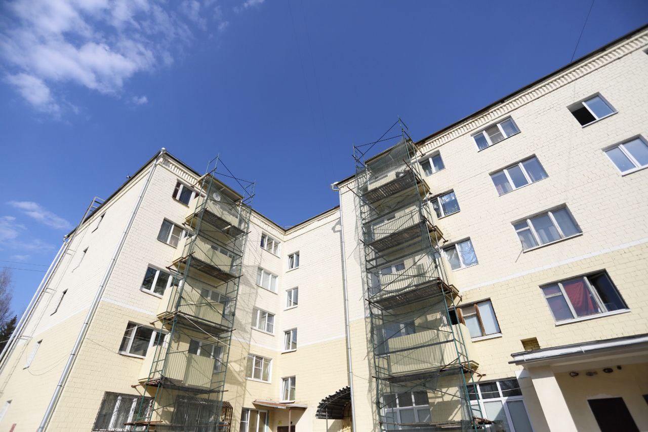 В доме 27 по улице Центральная завершается капитальный ремонт балконов