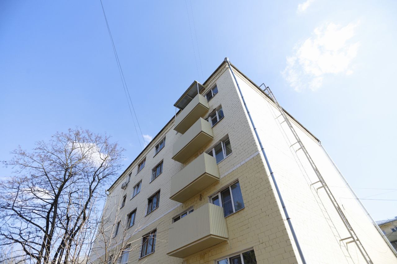 В доме 27 по улице Центральная завершается капитальный ремонт балконов