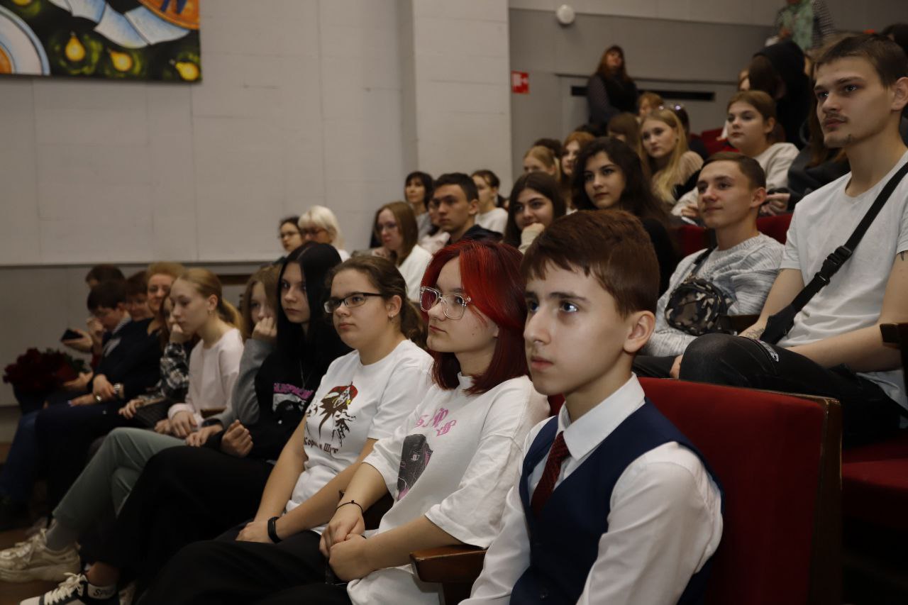 Ведущий новостей «Первого канала» Сергей Тугушев провел мастер-класс для фрязинских школьников