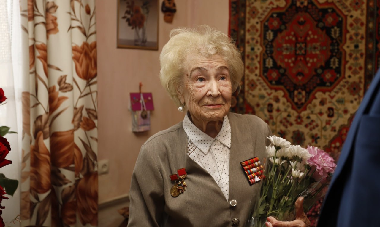 Глава городского округа Фрязино Дмитрий Воробьев поздравил с 95-летием ветерана Великой Отечественной войны Окшину Марию Владимировну