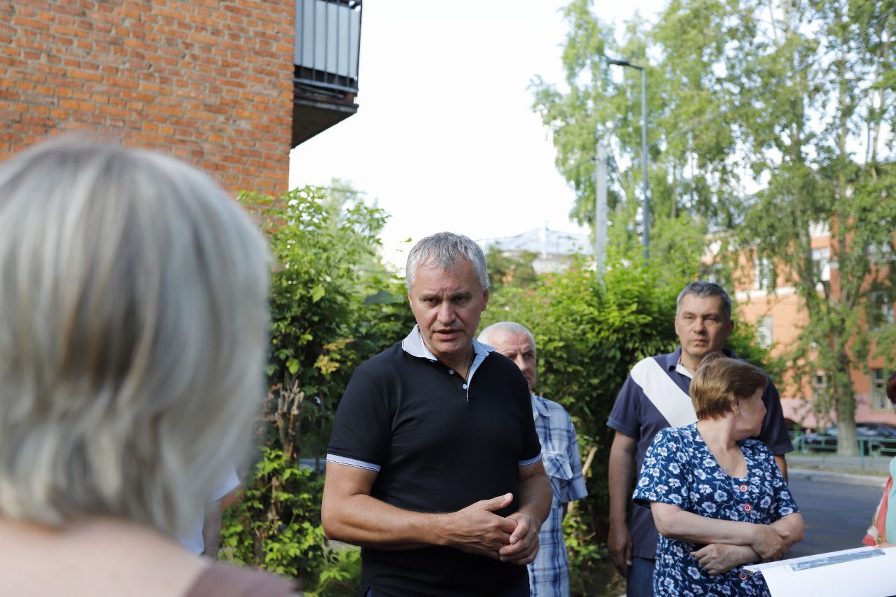 Глава городского округа Фрязино Дмитрий Воробьев вместе с жителями проверил ход комплексного благоустройства двора между улицей Комсомольская и Спортивным проездом
