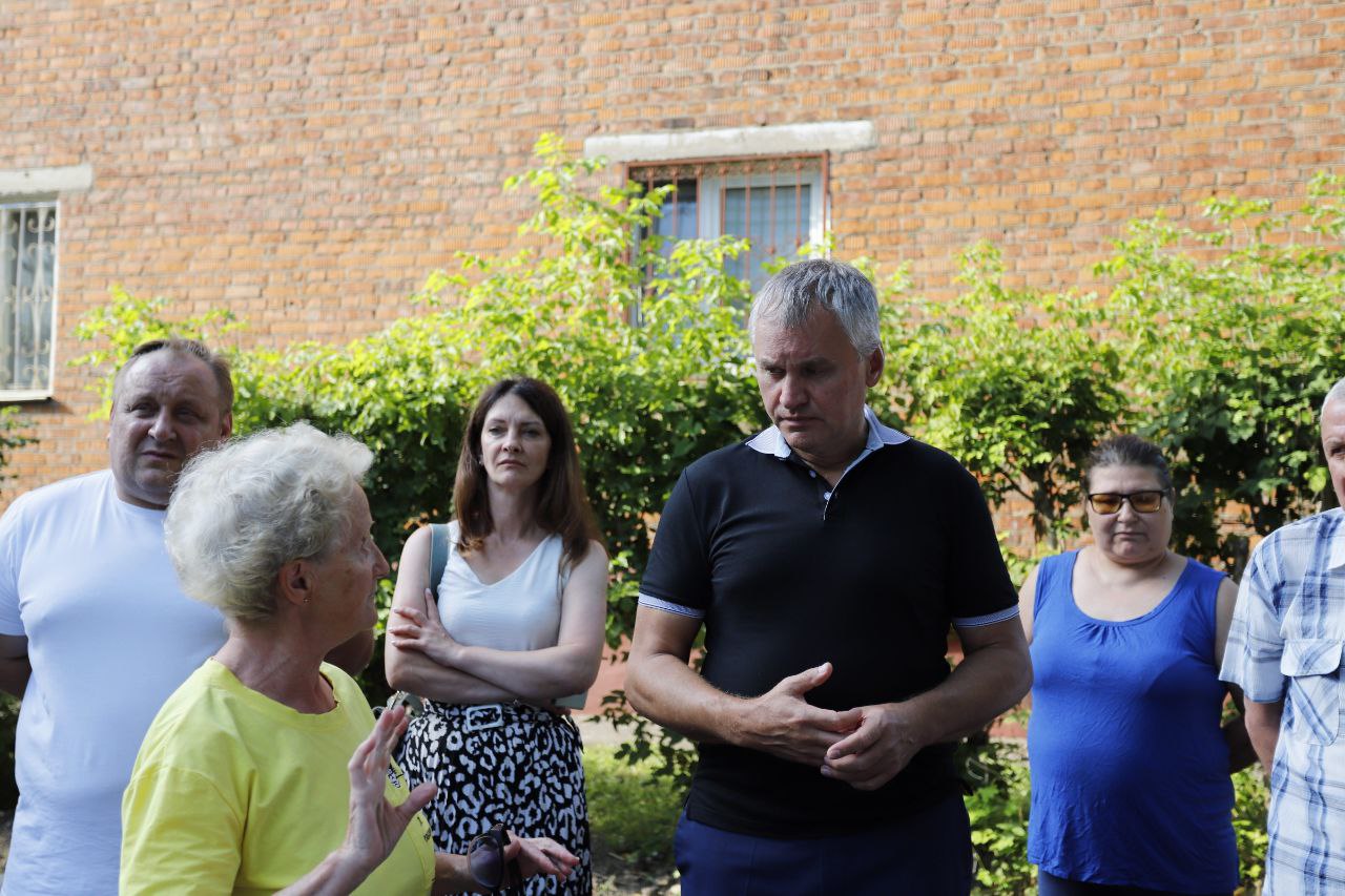 Глава городского округа Фрязино Дмитрий Воробьев вместе с жителями проверил ход комплексного благоустройства двора между улицей Комсомольская и Спортивным проездом