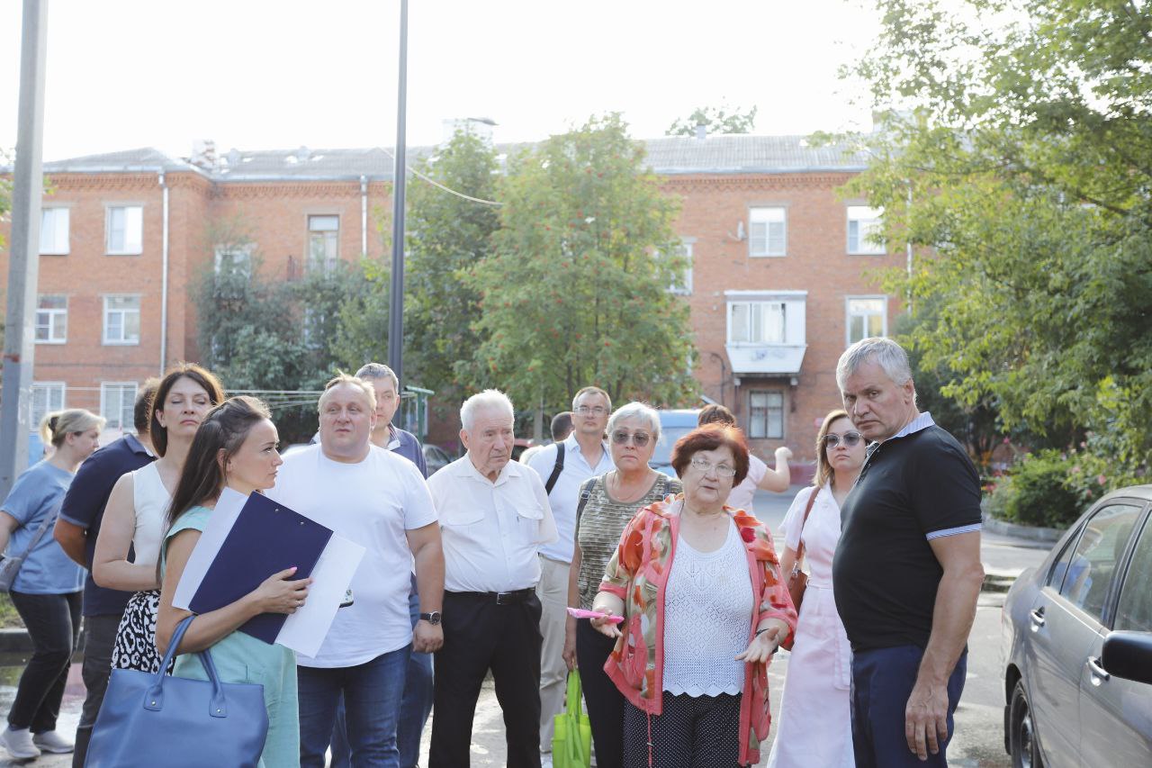 Глава городского округа Фрязино Дмитрий Воробьев вместе с жителями проверил ход комплексного благоустройства двора между улицей Комсомольская и Спортивным проездом