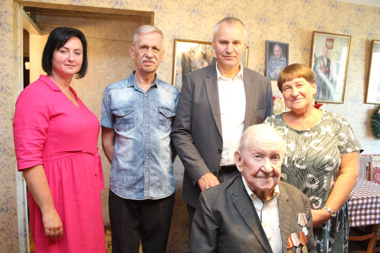 Глава городского округа Фрязино Дмитрий Воробьев поздравил с 95-летием ветерана ВОВ Смелова Александра Дмитриевича