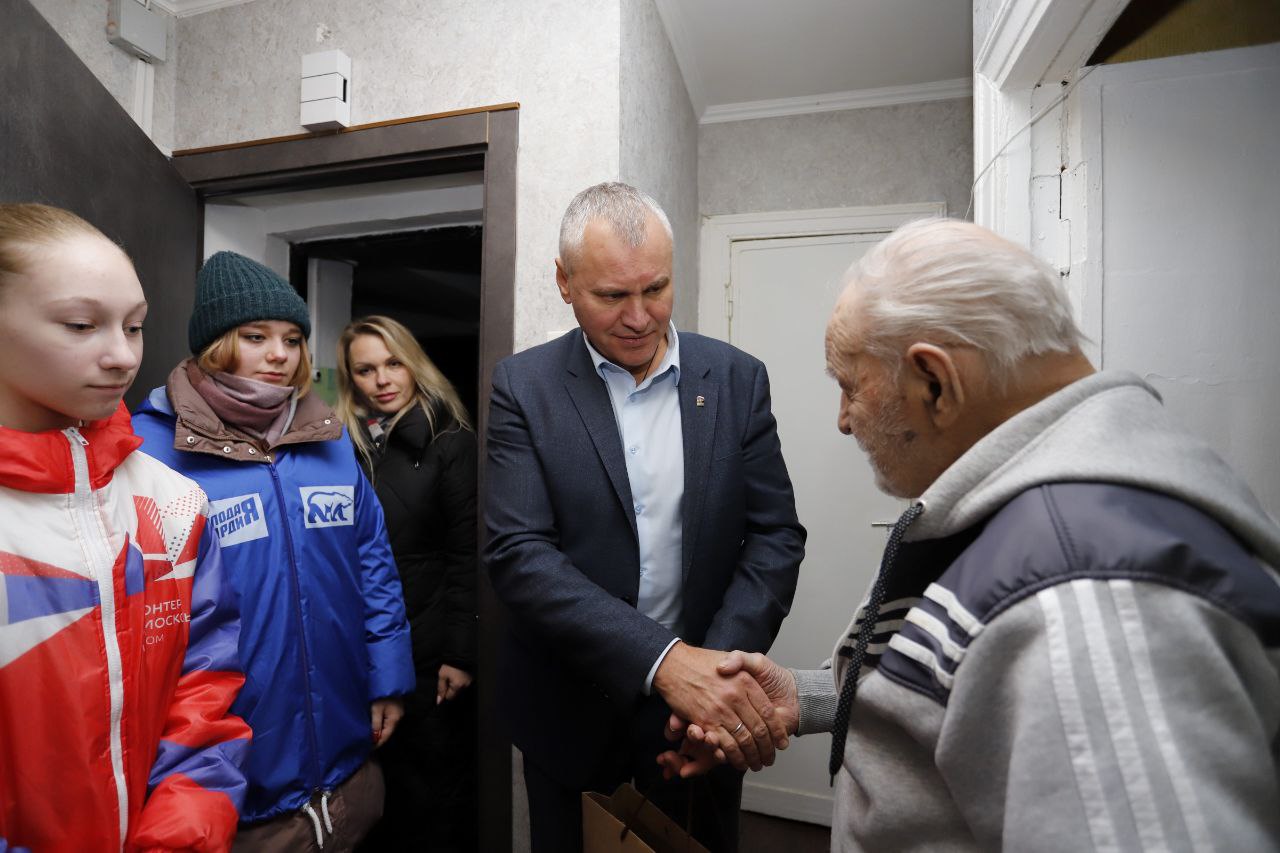 Глава городского округа Фрязино Дмитрий Воробьев поздравил с вековым юбилеем ветерана Великой Отечественной войны, ветерана труда Колчина Владимира Николаевича💐