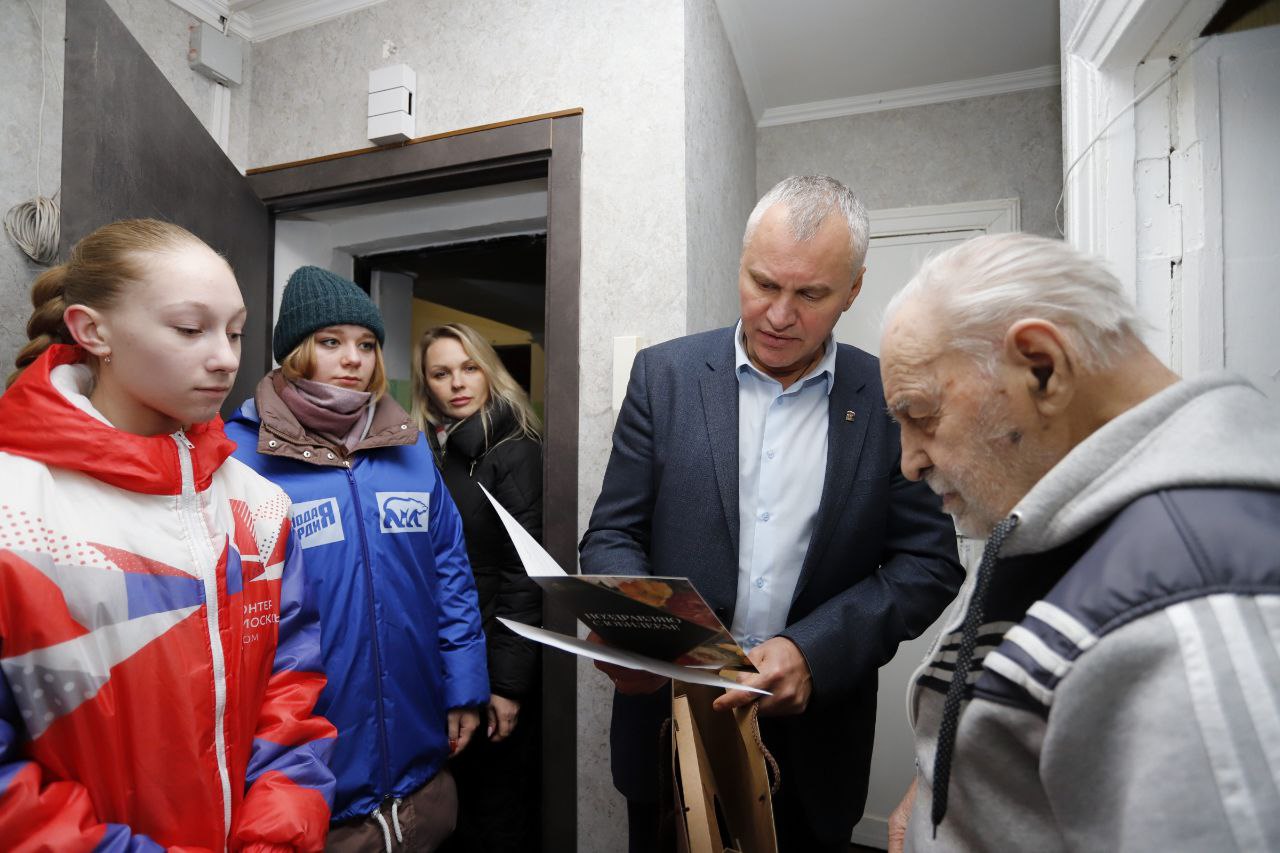 Глава городского округа Фрязино Дмитрий Воробьев поздравил с вековым юбилеем ветерана Великой Отечественной войны, ветерана труда Колчина Владимира Николаевича💐