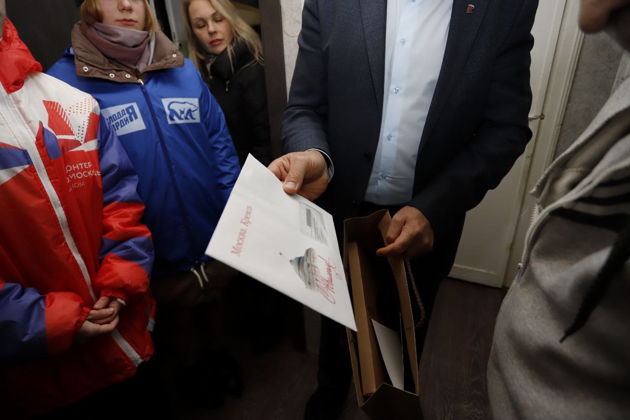 Глава городского округа Фрязино Дмитрий Воробьев поздравил с вековым юбилеем ветерана Великой Отечественной войны, ветерана труда Колчина Владимира Николаевича💐