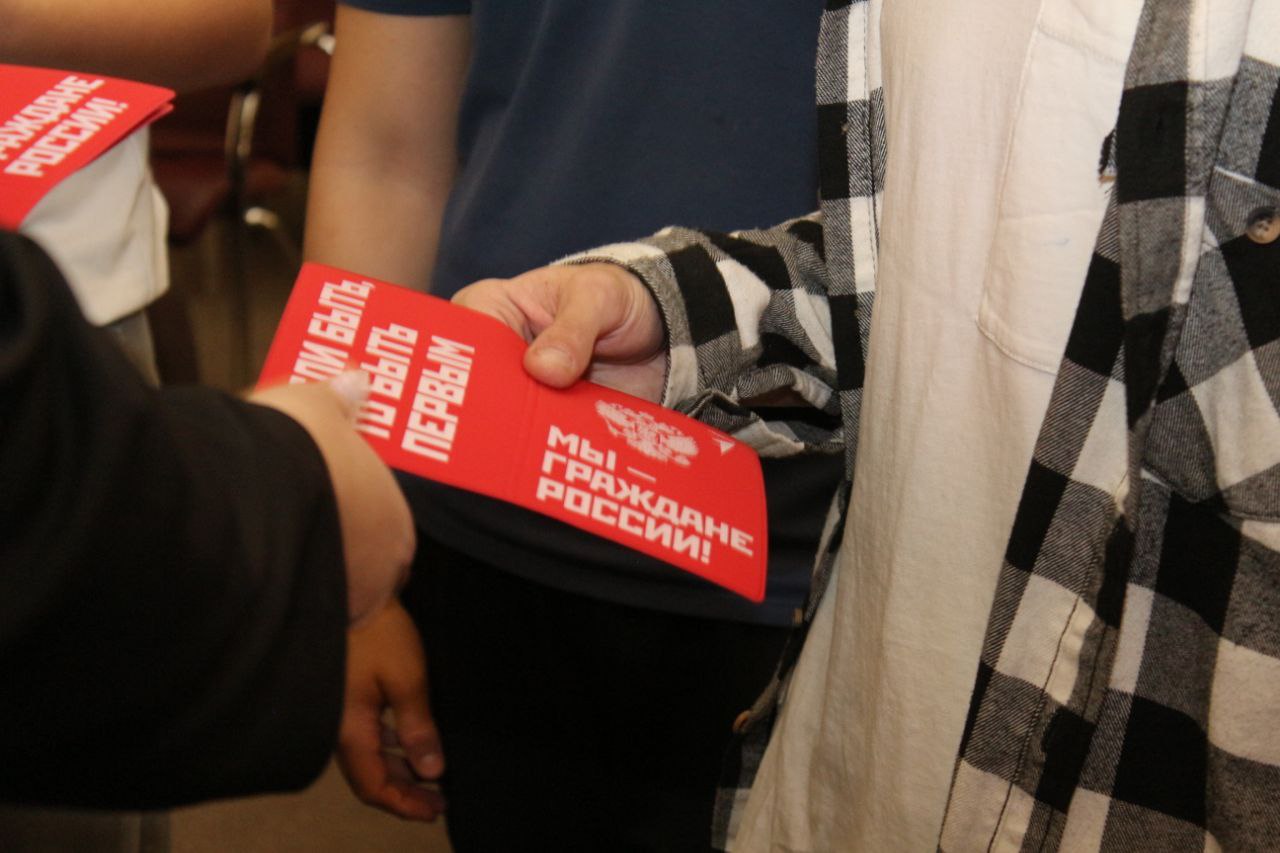 В администрации Наукограда прошло торжественное и в то же время заключительное вручение первых паспортов в 2023 году!