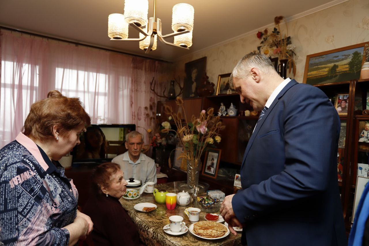 Глава городского округа Фрязино Дмитрий Воробьев поздравил ветерана Великой Отечественной войны Библиеву Анну Николаевну с наступающим Днём защитника Отечества