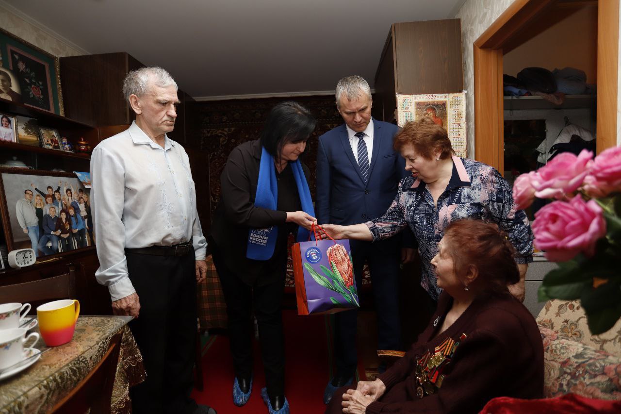 Глава городского округа Фрязино Дмитрий Воробьев поздравил ветерана Великой Отечественной войны Библиеву Анну Николаевну с наступающим Днём защитника Отечества