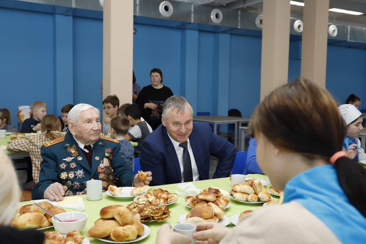 Глава городского округа Фрязино Дмитрий Воробьев принял участие в мероприятии под названием «Красна изба пирогами», которое прошло во фрязинском лицее
