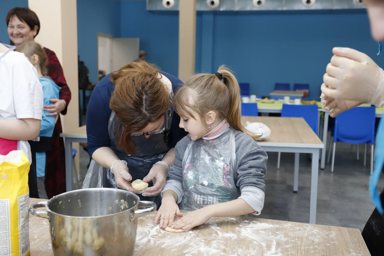 Глава городского округа Фрязино Дмитрий Воробьев принял участие в мероприятии под названием «Красна изба пирогами», которое прошло во фрязинском лицее