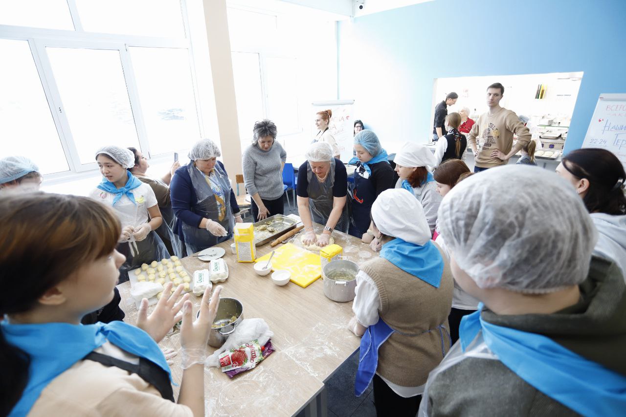 Глава городского округа Фрязино Дмитрий Воробьев принял участие в мероприятии под названием «Красна изба пирогами», которое прошло во фрязинском лицее