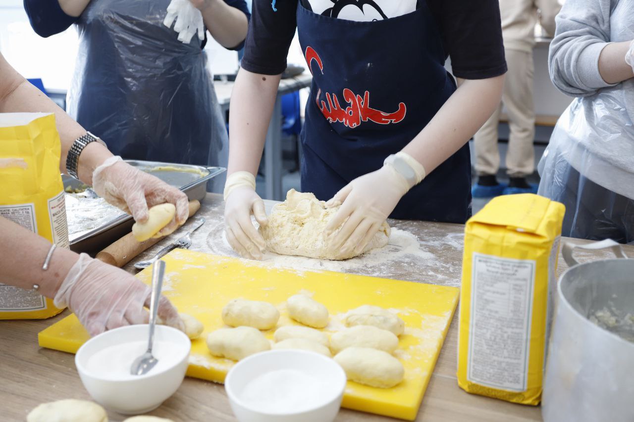 Глава городского округа Фрязино Дмитрий Воробьев принял участие в мероприятии под названием «Красна изба пирогами», которое прошло во фрязинском лицее