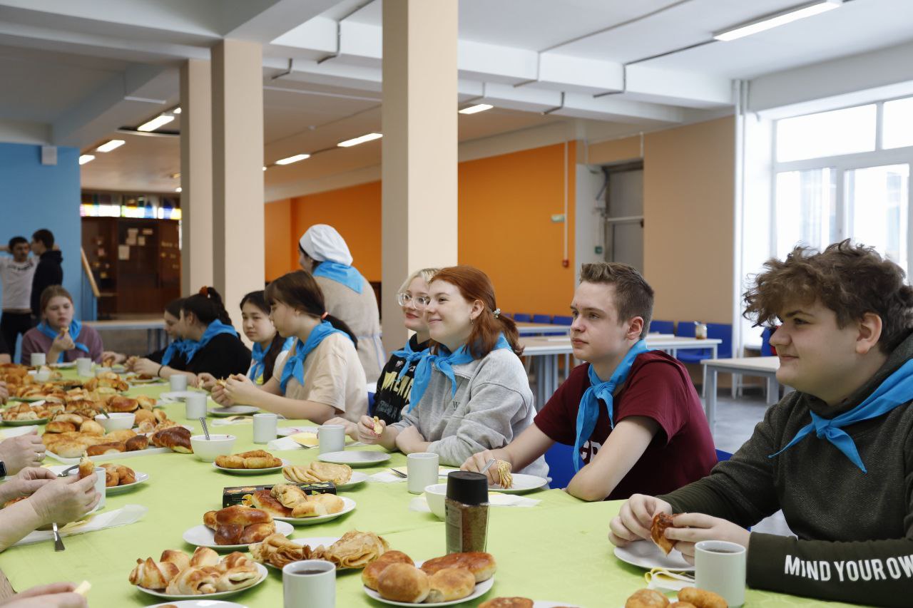 Глава городского округа Фрязино Дмитрий Воробьев принял участие в мероприятии под названием «Красна изба пирогами», которое прошло во фрязинском лицее