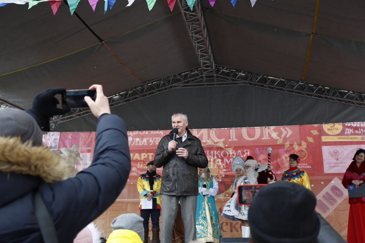 26 февраля на площади у дворца культуры «Исток» прошли гуляния в честь Широкой Масленицы