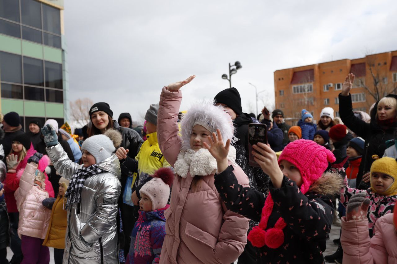 26 февраля на площади у дворца культуры «Исток» прошли гуляния в честь Широкой Масленицы