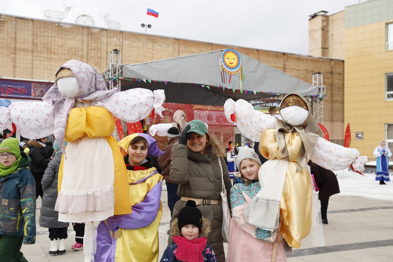 26 февраля на площади у дворца культуры «Исток» прошли гуляния в честь Широкой Масленицы