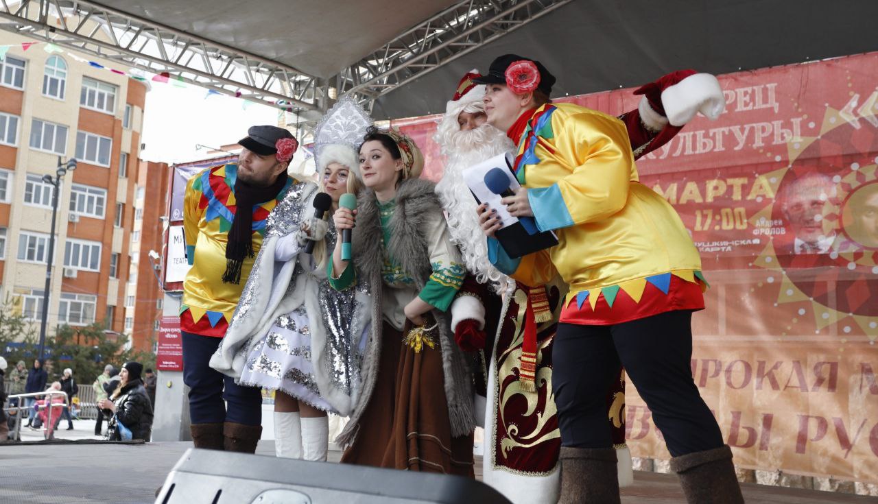 26 февраля на площади у дворца культуры «Исток» прошли гуляния в честь Широкой Масленицы